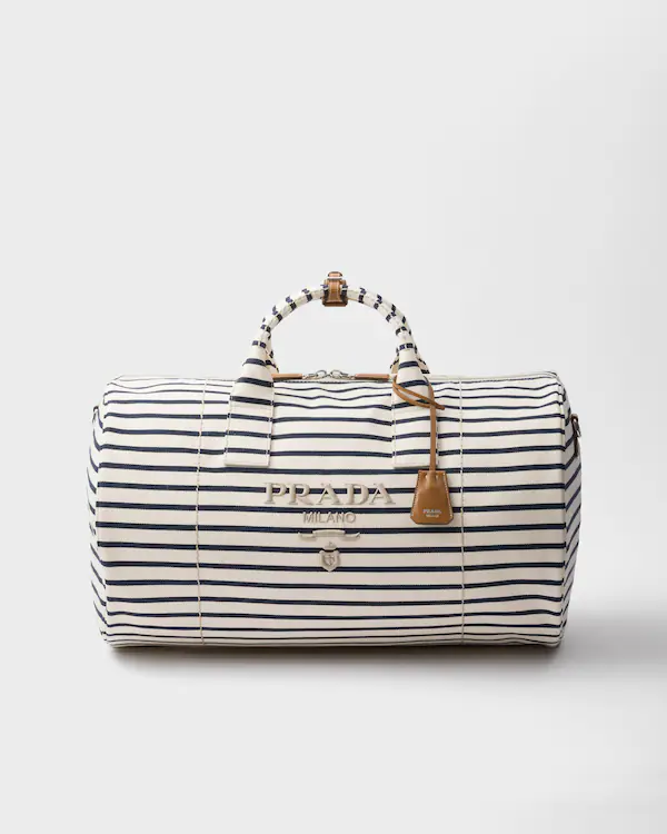 Streckad tygduffelbag