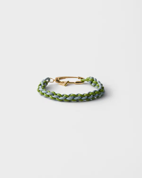 Fjädrad nappalederarmband med metalldekor