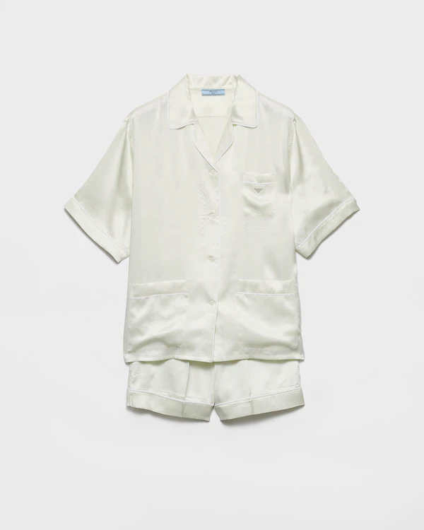 Vintageutseende satinsängkläder med short