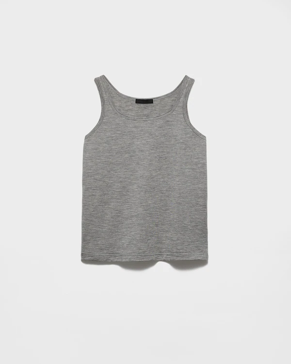 Kamél och siden tanktopp