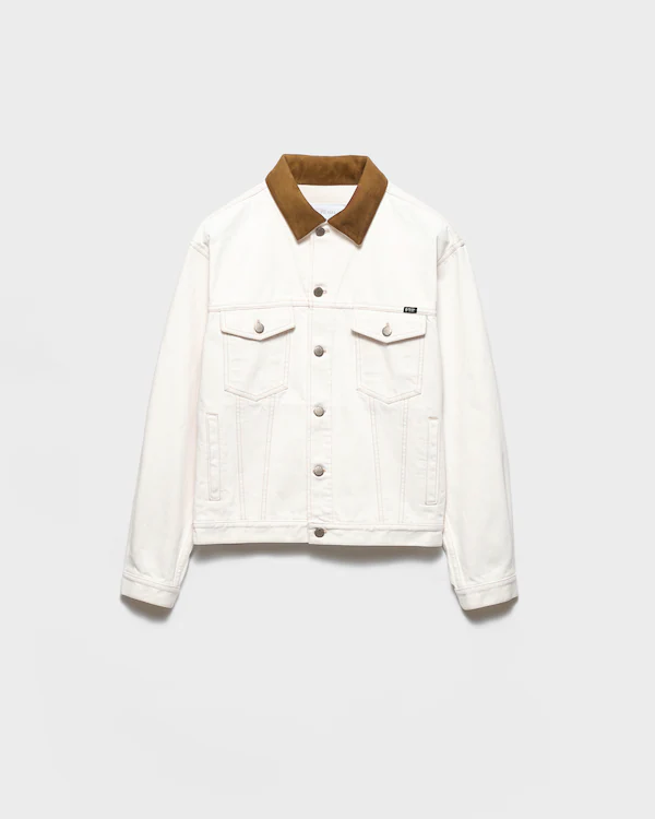 Gammal denimjacka med läderdetaljer