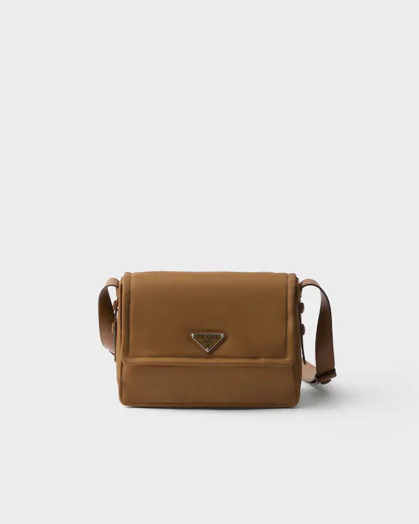 Prada Traveller lit paddad Re-Nylon väska Prada Traveller lit paddad Re-Nylon väska