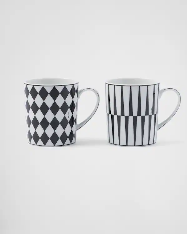 Set med två porcelensmuggar – Schackmönster och streck