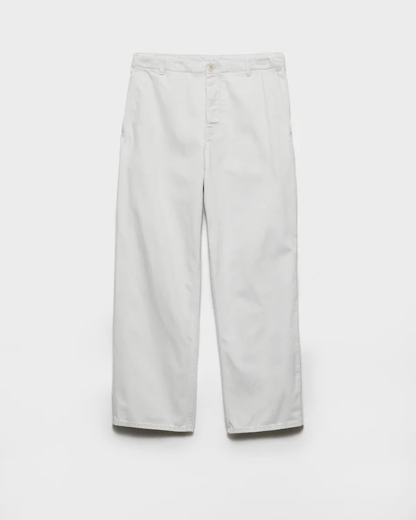 Vanliga blekade jeans i tyg