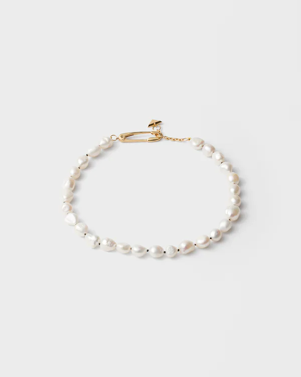 Halsband i metall och pärlor
