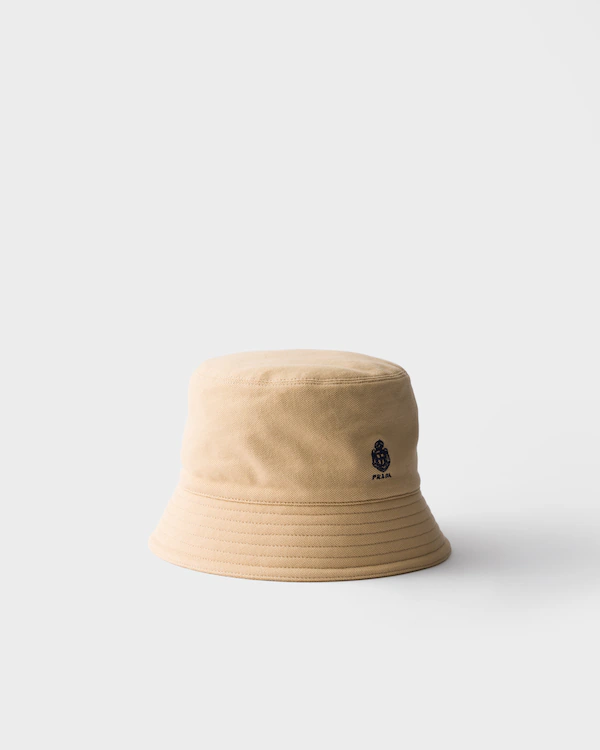 Gammal piqué buckethatt