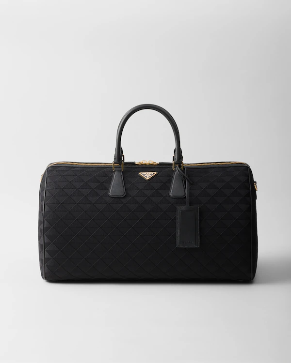 Stickad tygduffelbag